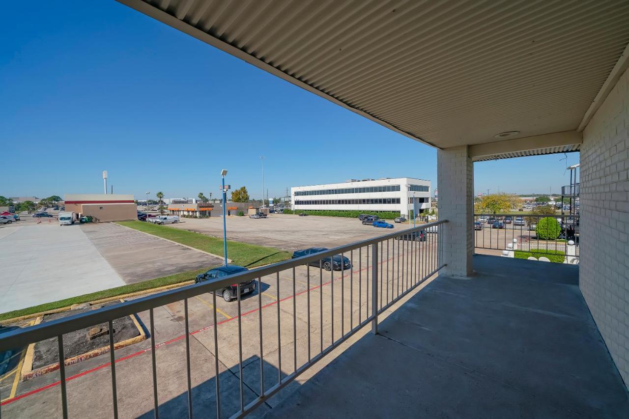Americas Best Value Inn & Suites Humble Bagian luar foto