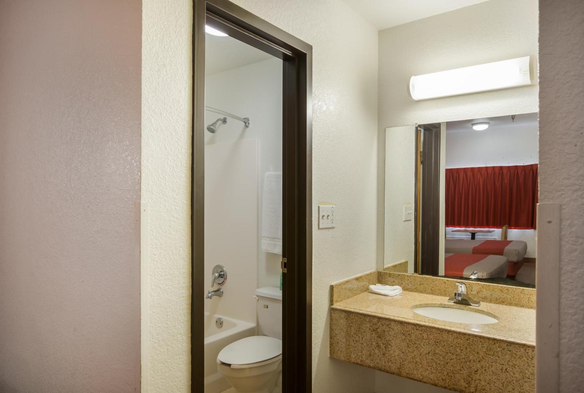 Americas Best Value Inn & Suites Humble Bagian luar foto